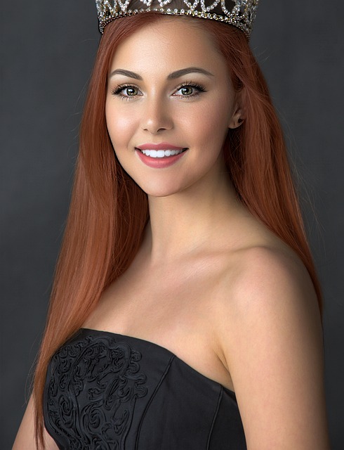 泰国女总理佩通坦观看亚冬会，旁边的美女保镖抢镜！.